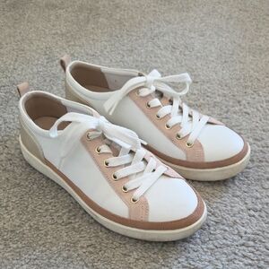 Vionic Winny Sneakers